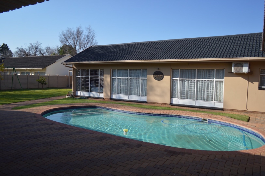 6 Bedroom Property for Sale in Flamwood North West
